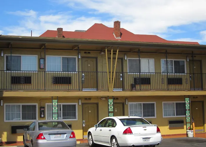 Civic Center Lodge / Lake Merritt Bart