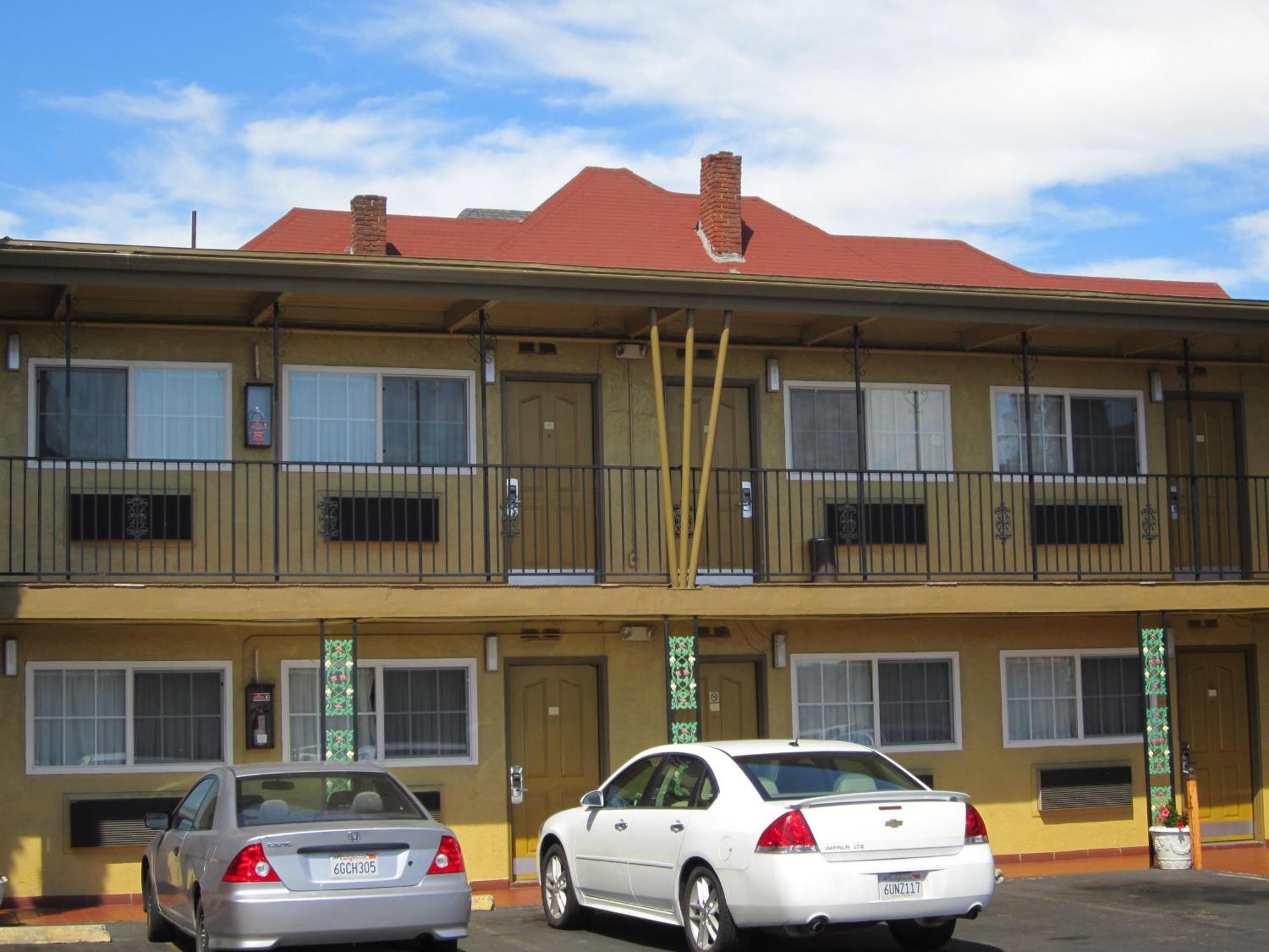 Hotel Civic Center / Merritt Bart Oakland