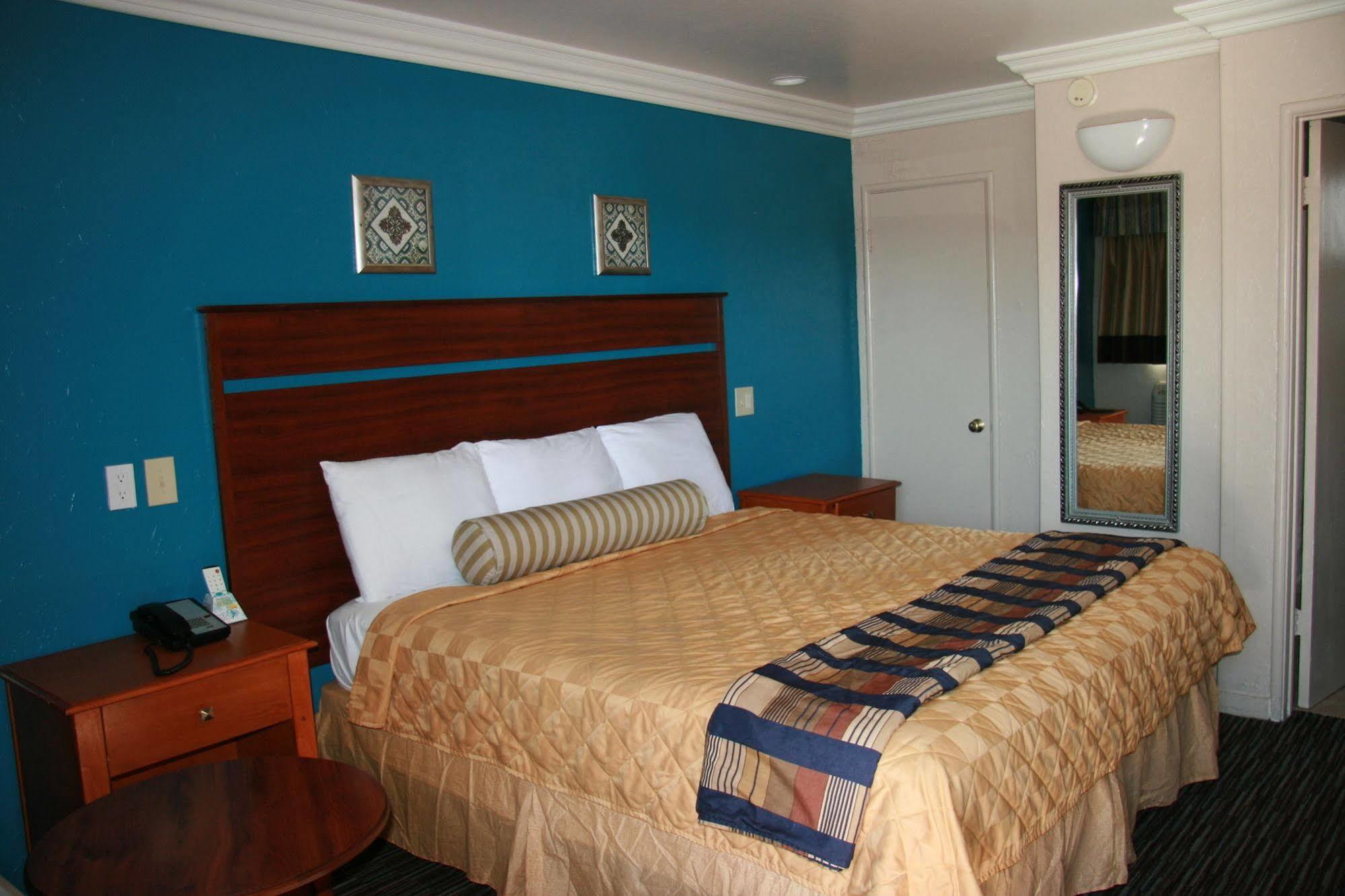 Civic Center / Merritt Bart Hotel 2*