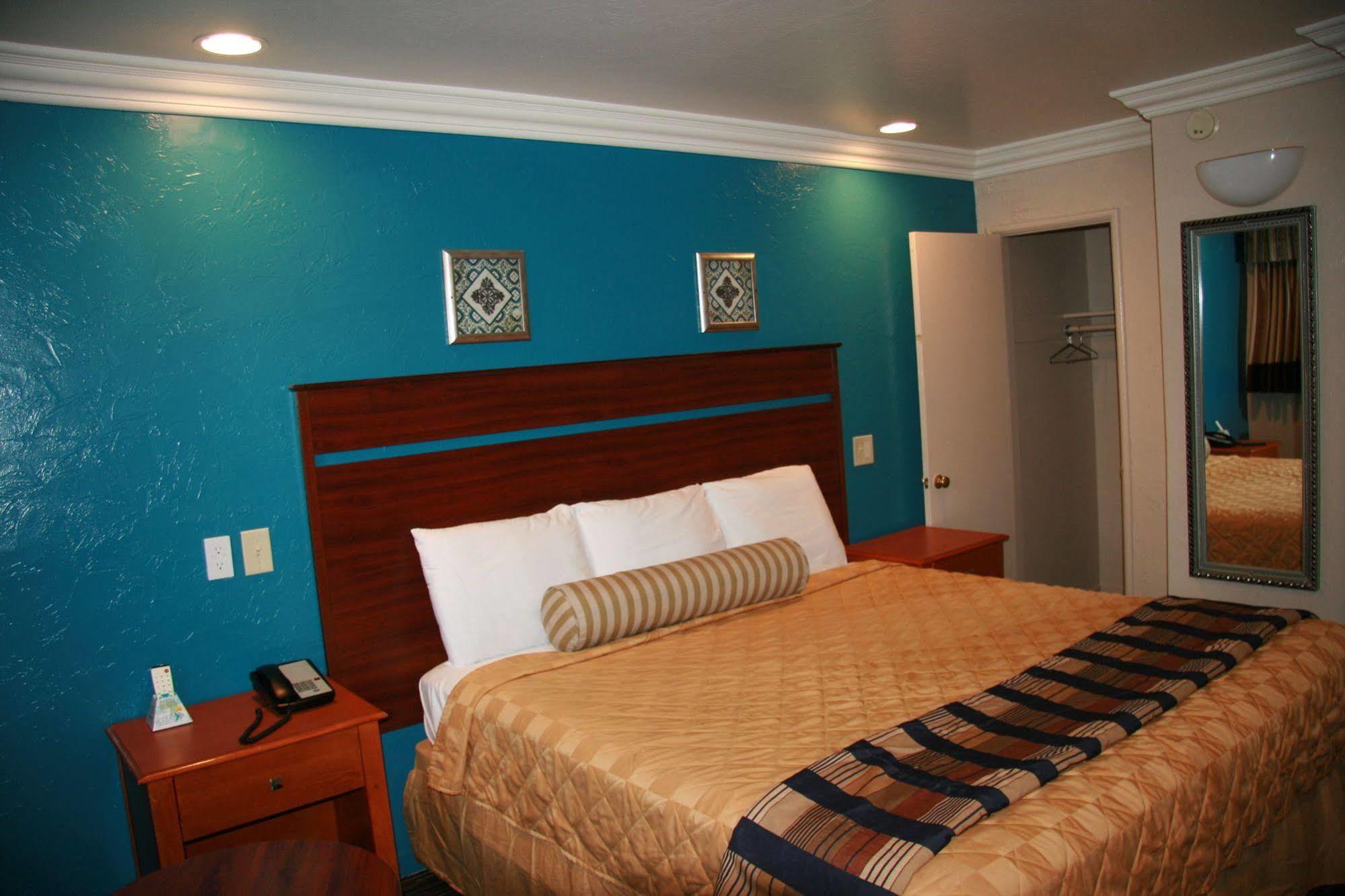 Civic Center / Merritt Bart Hotel 2*