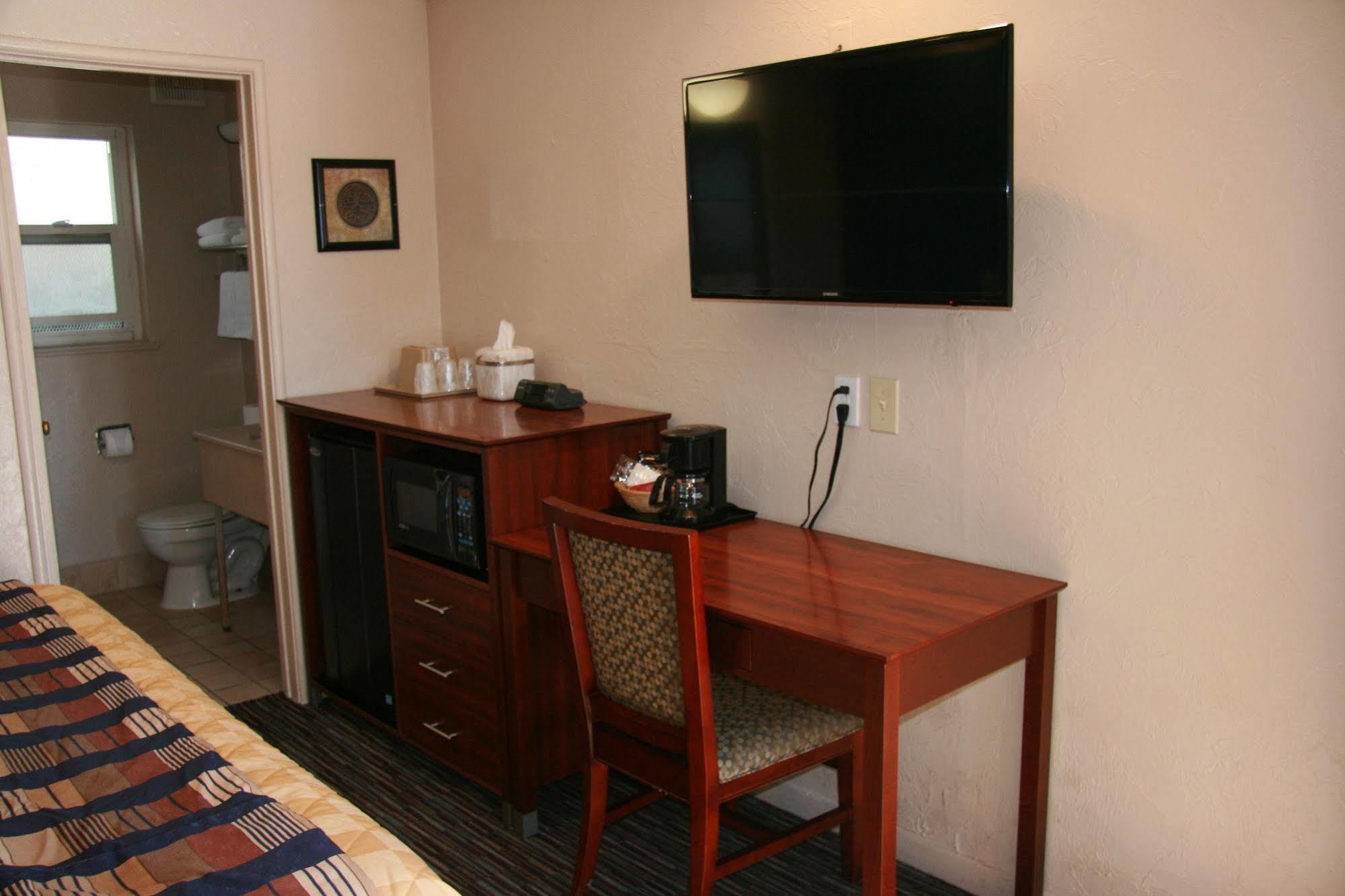 Hotel Civic Center / Merritt Bart Oakland